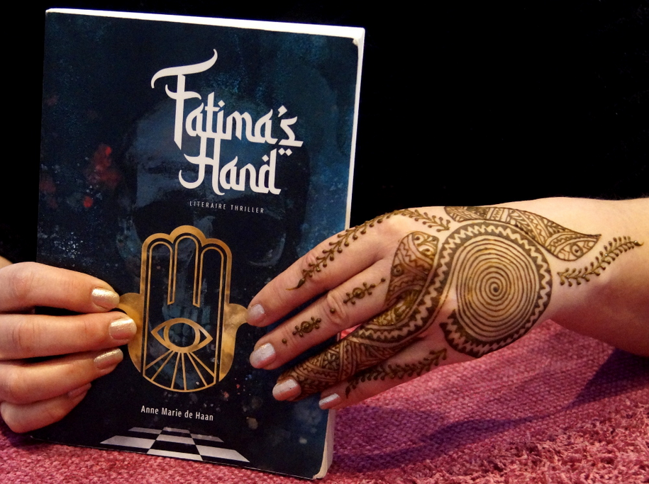 Fatima's Hand van Anne Marie de Haan met hennatatoeage.